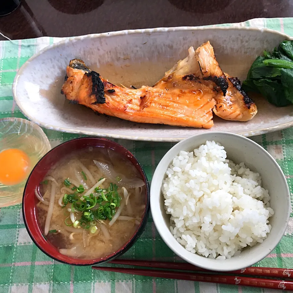 Snapdishの料理写真:鮭カマ焼き、もやしと玉ねぎの味噌汁、小松菜お浸し、たまご|純さん