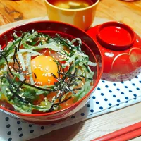 Snapdishの料理写真:びんちょうマグロのユッケ風漬け丼😋|Mkitchenさん