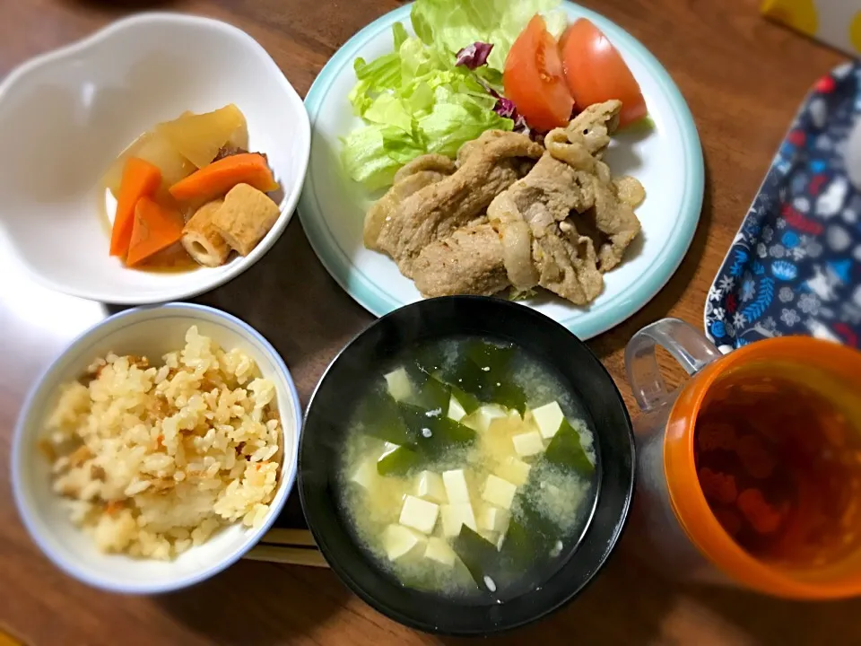 竹輪人参大根の煮物 豚こま肉炒め レタストマト 豆腐とワカメのお味噌汁 炊き込みご飯|さえさん