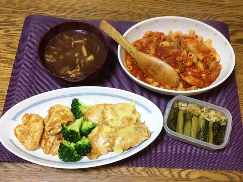 Snapdishの料理写真:豚汁・鶏モモ肉トマト煮込み・無添加野沢菜漬け・鶏胸肉ピカタ（半分はチーズのせバージョン）|美也子さん