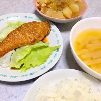 Snapdishの料理写真:鮭のマヨ味噌焼き
大根と鶏肉の塩バター煮
大根の味噌汁|Erina Oguraさん