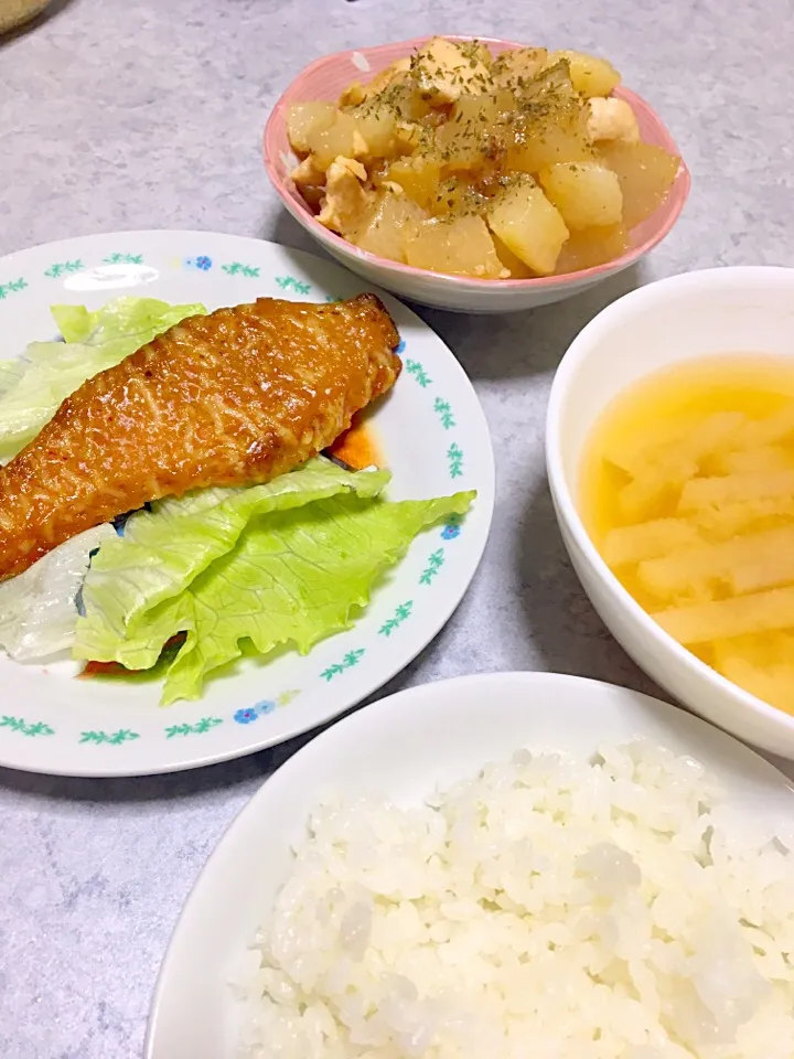 Snapdishの料理写真:鮭のマヨ味噌焼き
大根と鶏肉の塩バター煮
大根の味噌汁|Erina Oguraさん