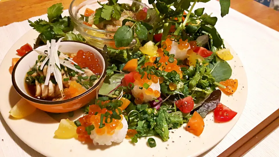 豪華なサラダ☆(勘八のなめろう、白子ポン酢、菜の花の味噌ナムル、酢飯ライスボールとイクラ、ハーブ野菜)。|けんさん