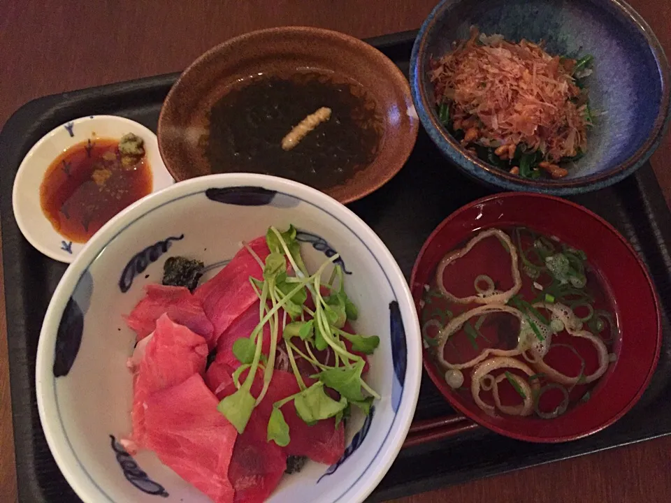 マグロ丼
もずく
ほうれん草と納豆のナムル
お吸い物|ラーメンの小池さん