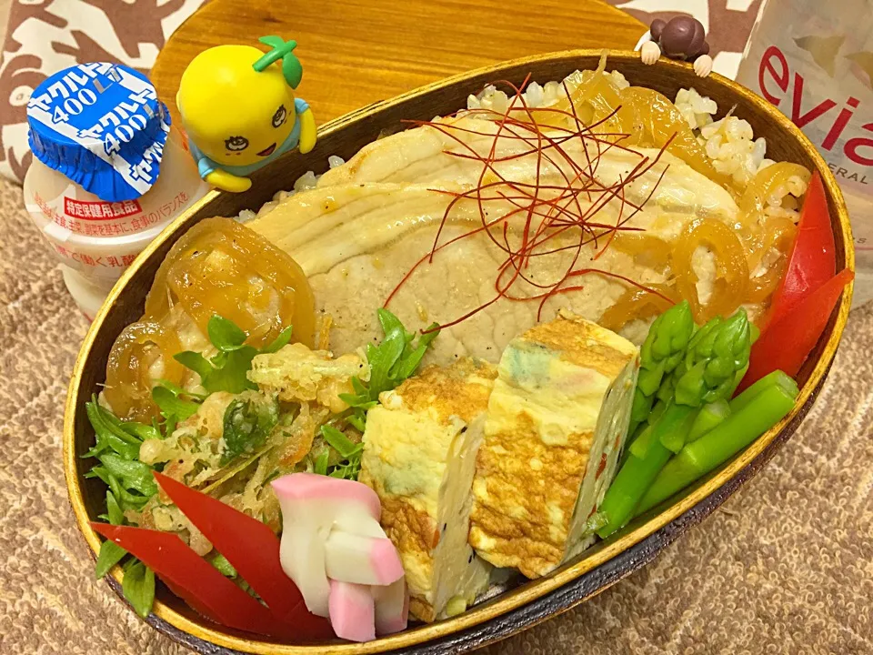 玄米ご飯&豚ロース生姜焼き&花エビと水菜のカリカリかき揚げ&五目玉子焼き&茹でアスパラ&飾り切りかまぼこ&パプリカのダーリンお弁当♪

#弁当 #フチ子 #明日から渡米|桃実さん