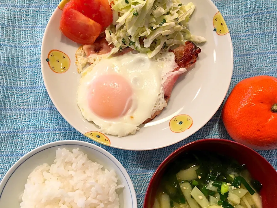 ハムエッグ定食。目玉焼きって実は難しい！|バナナ子さん