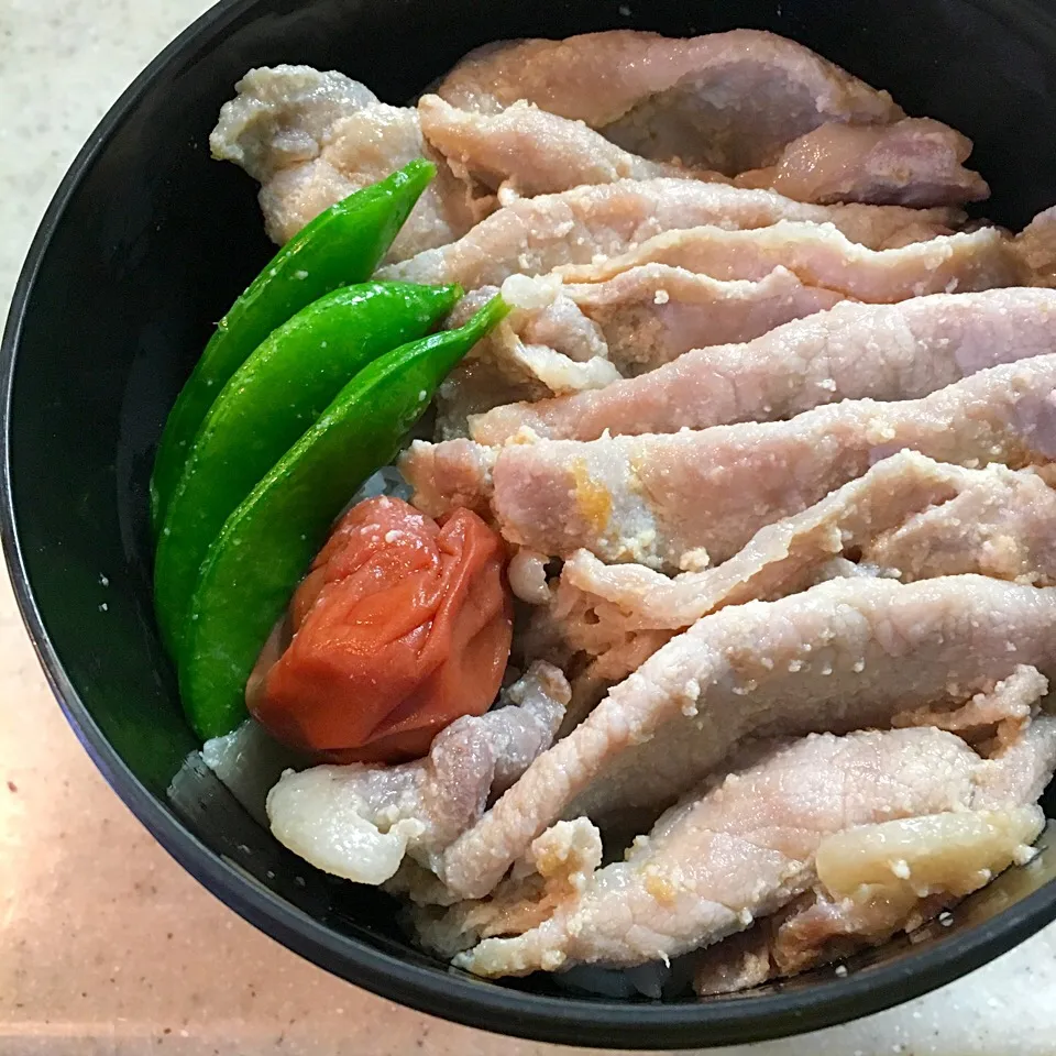 Snapdishの料理写真:高校生男子弁当
豚ロース塩麹漬け焼き丼|Rio Fukudaさん