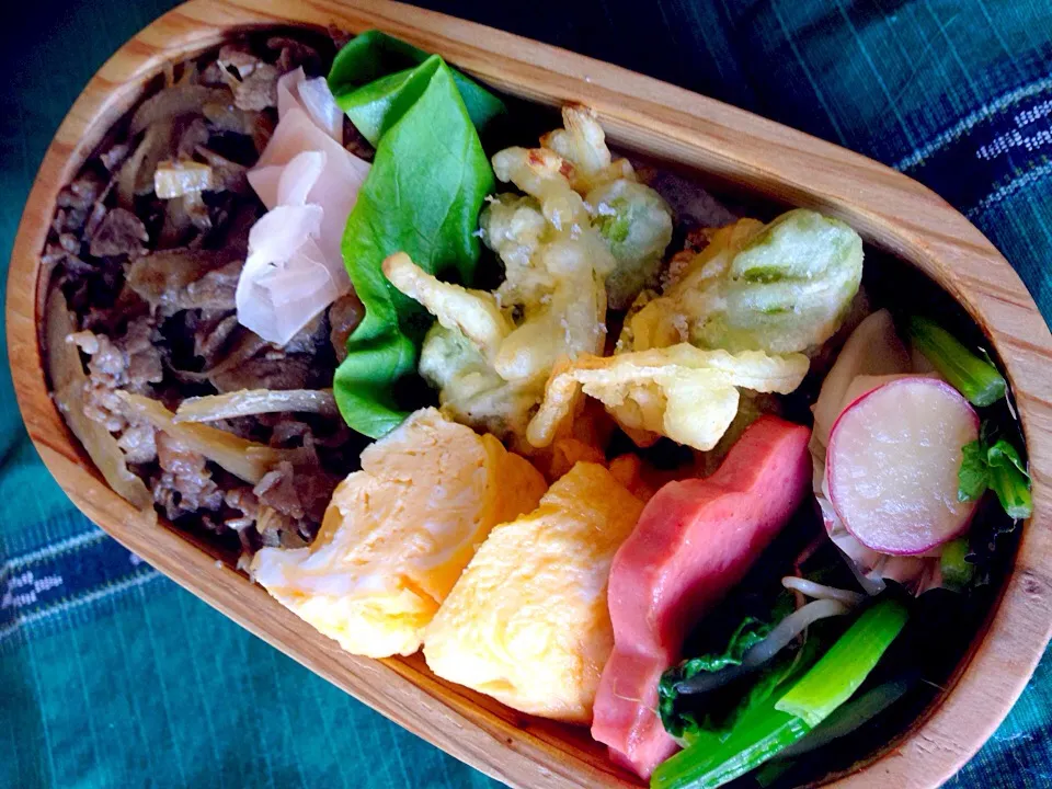 Snapdishの料理写真:今日は牛ごぼう時雨煮と
空豆のかき揚げ弁当(*^_^*)|愛ママさん