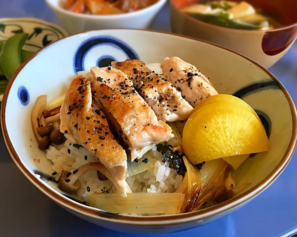 昼ごはん  塩やきとり丼  酢豚 豆腐とワカメの味噌汁sp|ぽんたさん