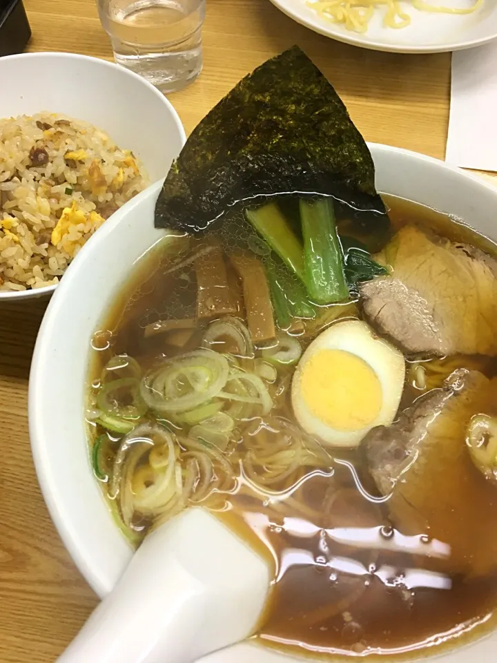 Snapdishの料理写真:ラーメン 半チャーハン|ymskt33さん