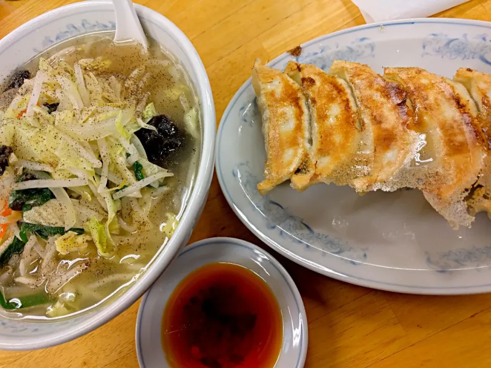 タンメン ハーフ麺と餃子 ぎょうざの満州
 #餃子 #タンメン #ぎょうざの満州|sakumaさん