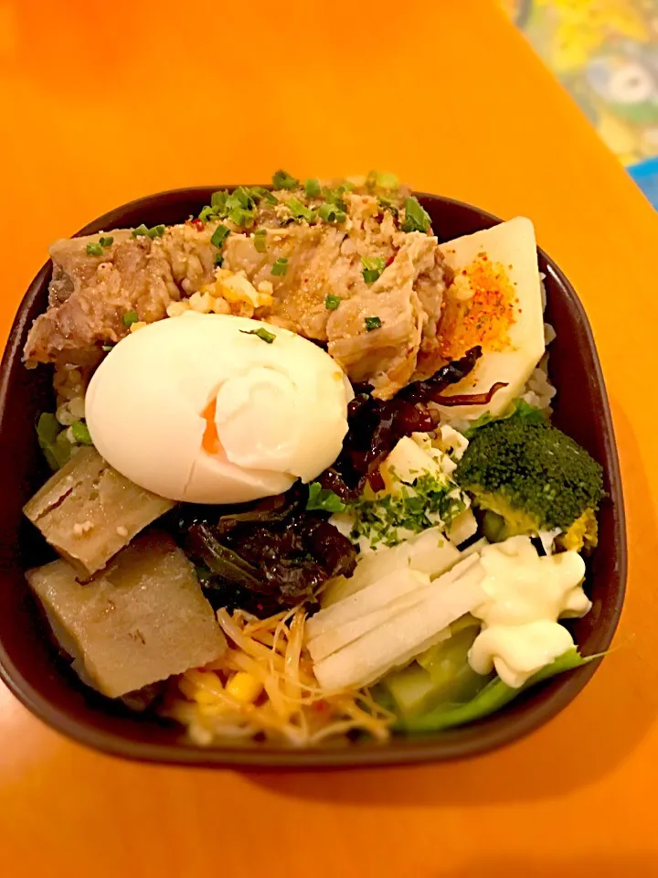 パパお弁当🍱😋  牛すね肉の煮物    半熟卵   太ごぼうの煮物   もやしナムル  椎茸昆布の佃煮  ブロッコリーサラダ  大根の糠漬け  山芋の漬物|ch＊K*∀o(^^*)♪さん