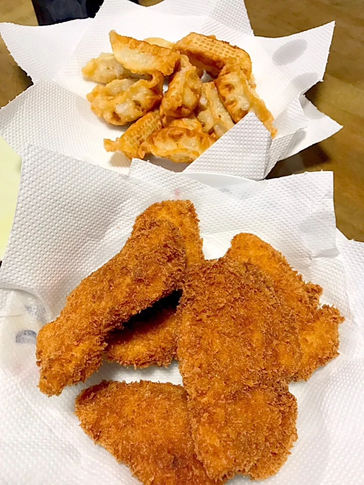 Snapdishの料理写真:チキン唐揚げ、餃子唐揚げ❤(｡☌ᴗ☌｡)|Norio Fukudaさん