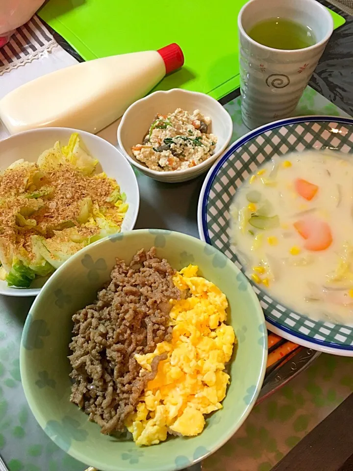 二色丼、白菜とベーコンとコーンの豆乳シチュー、白和え、白菜の漬物(*´﹀`*)|ライムさん