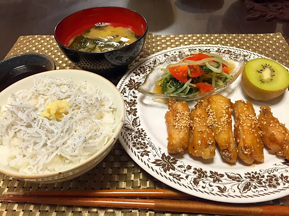 我が家の夜ご飯❤️
手羽の照り焼き^_^シラスご飯^_^
みずなとトマトのお浸し^_^味噌^_^|よっちさん