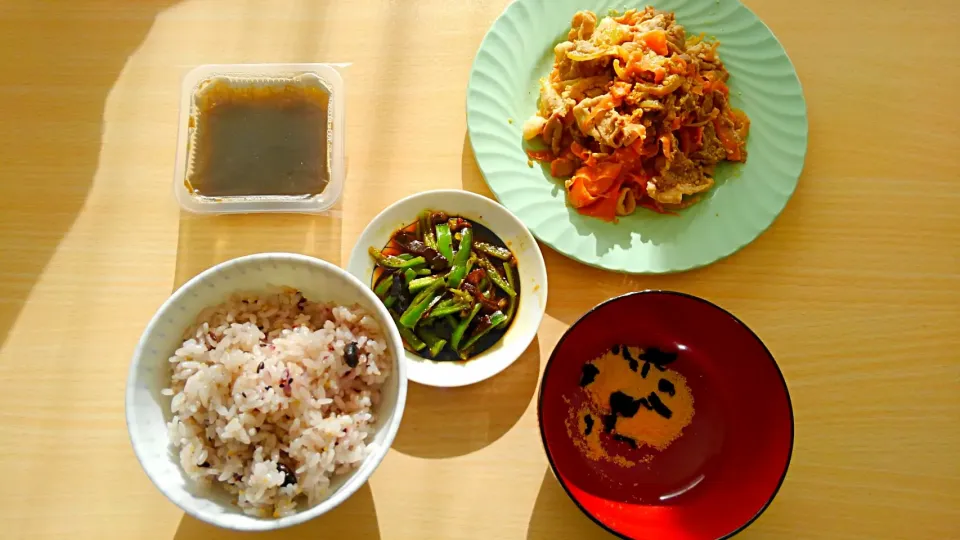 １月１９日　豚こまとにんじんのごま味噌炒め　ピーマンの塩昆布レモン　もずく　わかめスープ|いもこ。さん