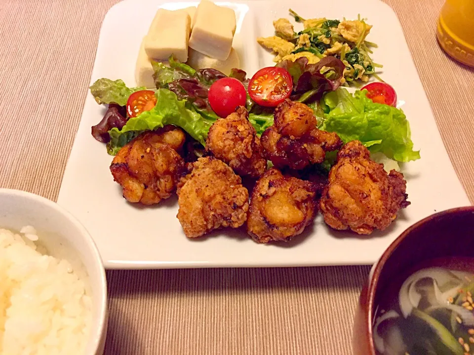 唐揚げ・サラダ・高野豆腐の煮含め・豆苗と卵の炒め物・ネギとわかめの中華スープ|maronyaさん