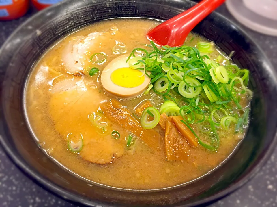 しょうゆとんこつラーメン 〜 天一に3分差で入店を拒否られ、八条口を徘徊する事30分。たどり着きました。それにしても鉄板焼き屋のなんと多い事か。庶民の食は大阪化してる？|リフルシャッフルさん