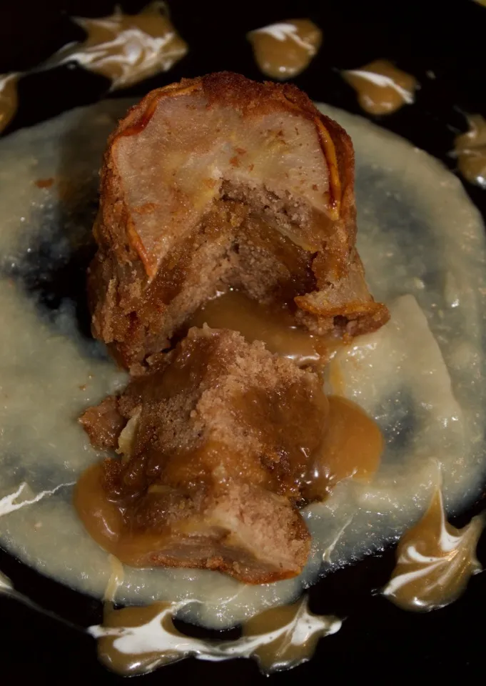 Gâteau aux Yaourt à la Farine de Châtaignes, Poires et Caramel au Beurre Salé.
Chestnuts flour, Pears and Buttered Salted Caramel Yogurt Cake.|PHILIPPEさん