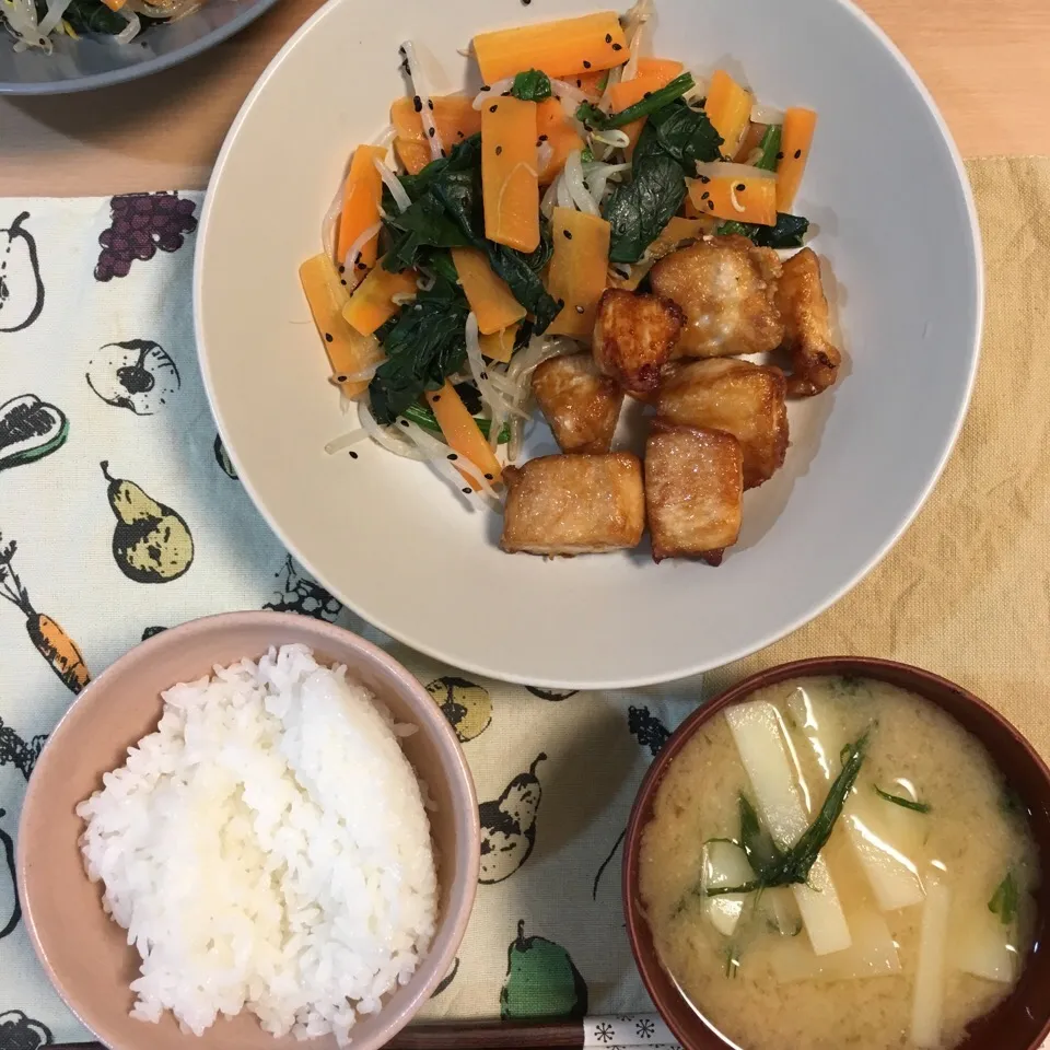 鶏胸肉のからあげ
ゆで野菜のナムル
水菜とじゃがいもの味噌汁
#むね肉|はなおさん