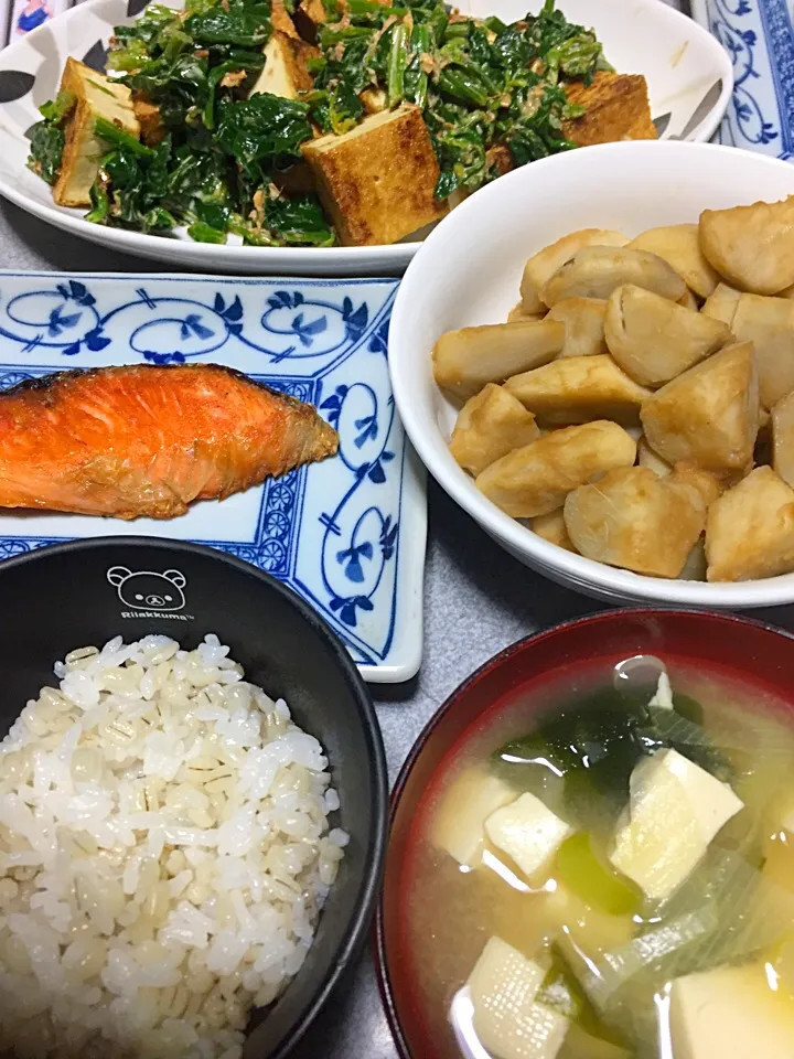 もち麦飯、魚、豆腐ネギわかめ味噌汁、厚揚げほうれん草おかかマヨ和え、里芋煮っころがし|ms903さん