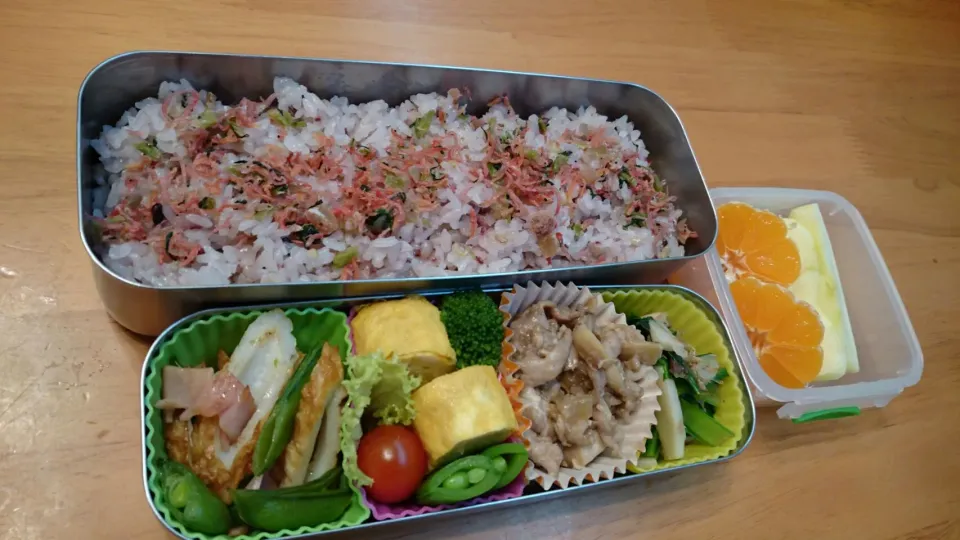 Snapdishの料理写真:1月27日玉子焼きと生姜焼き風と
ちくわとスナップえんどうの炒め物弁当|あけみさん