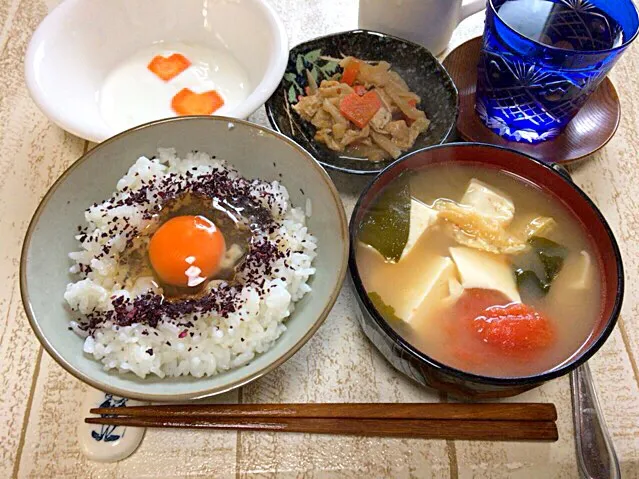 今日の男飯(＞人＜;)朝ごはんバージョン♬
しせTKG and 大根切り干しの煮物and味噌汁and人参ピクルスヨーグルト♬|ひーちゃんさん