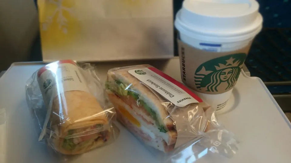 Clubhouse Sandwich, Salmon & Cream Cheese Salad Wrap and English Breakfast Tea Latte.|ボンゴさん