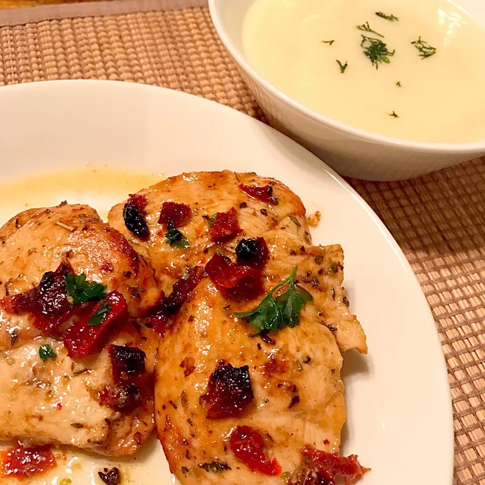 Dried tomatoes chicken with cauliflower soup.|Nanaさん