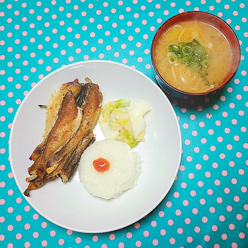 Simplistic Lunch … Grilled Japanese sandfish 「ハタハタ」& Enoki mushroom 「エノキ」miso soup.|H3L1DAさん