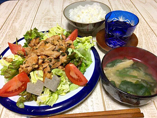 今日の男飯(＞人＜;)バレーボール前の晩ごはんバージョン♬
若鶏のステーキwithあっさり醤油味andほうれん草とエノキとワカメの味噌汁andごはん♬|ひーちゃんさん