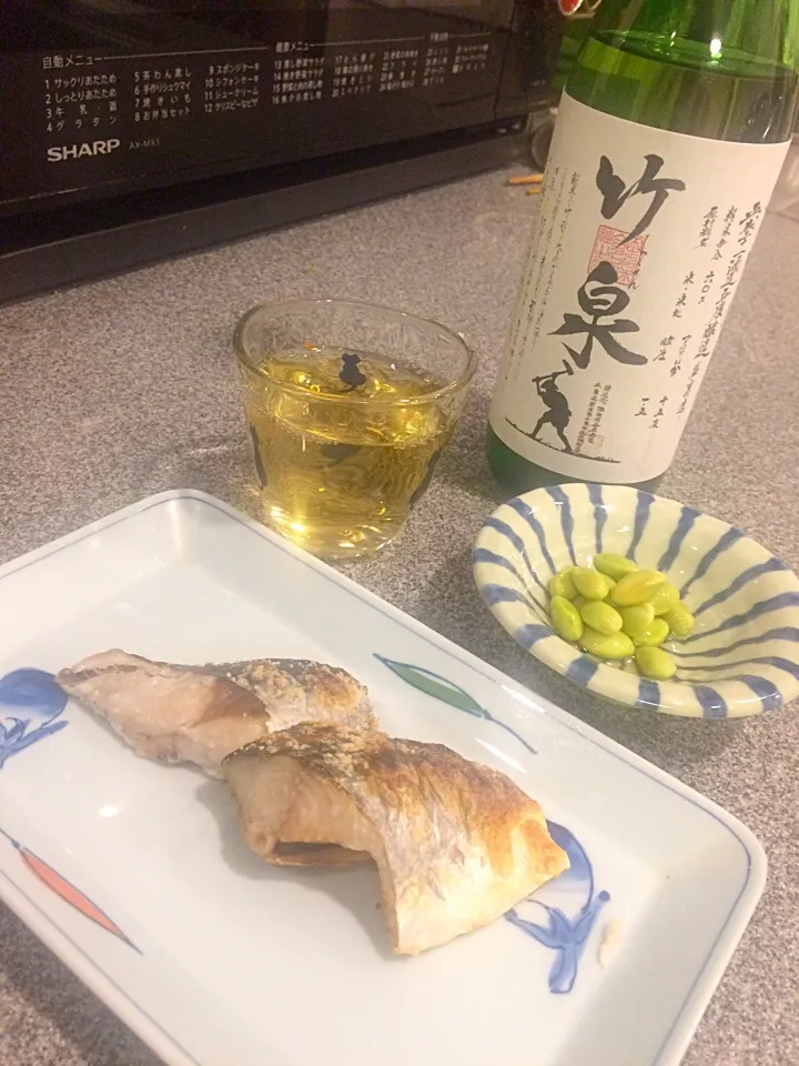 旬のサワラの塩焼きと秘伝豆の酢大豆。
お酒は兵庫の竹泉です(´∀｀)|ユキ❄︎ミライさん