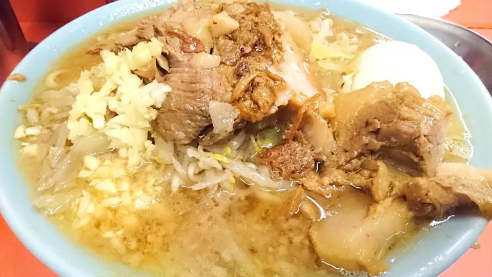 ラーメン富士丸 神谷本店 の 富士丸ラーメン―麺少な目＋生玉子(麺少な目サービス)＋ニンニク＋アブラちょい(別皿)＠王子神谷、赤羽17010|大脇さん