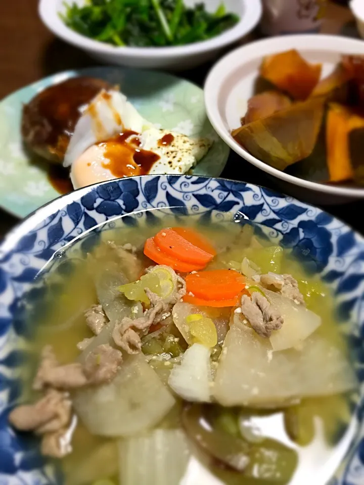 今夜は
ハンバーグ
豚汁
かぼちゃ煮
ほうれん草のおひたし
マグロのお刺身（写ってないけど💦）|sakiさん