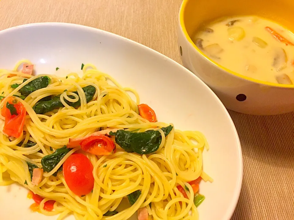 Snapdishの料理写真:ほうれん草トマトベーコンのパスタ・クリームシチュー|maronyaさん