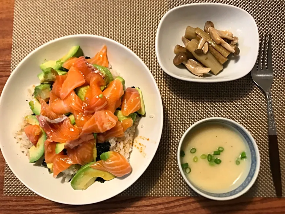 サーモンとアボカド丼、ヴィシソワーズ、ゴボウときのこのマリネ|naoko arinaga miyazawaさん