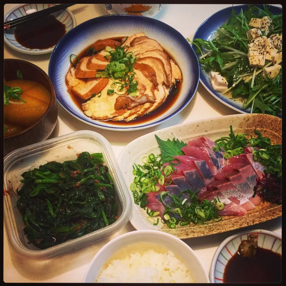 鶏胸肉チャーシュー.ほうれん草のお浸し.水菜と豆腐のサラダ.大根の炊いたやつ.謎の魚の刺身🐟|きっきー🥰さん