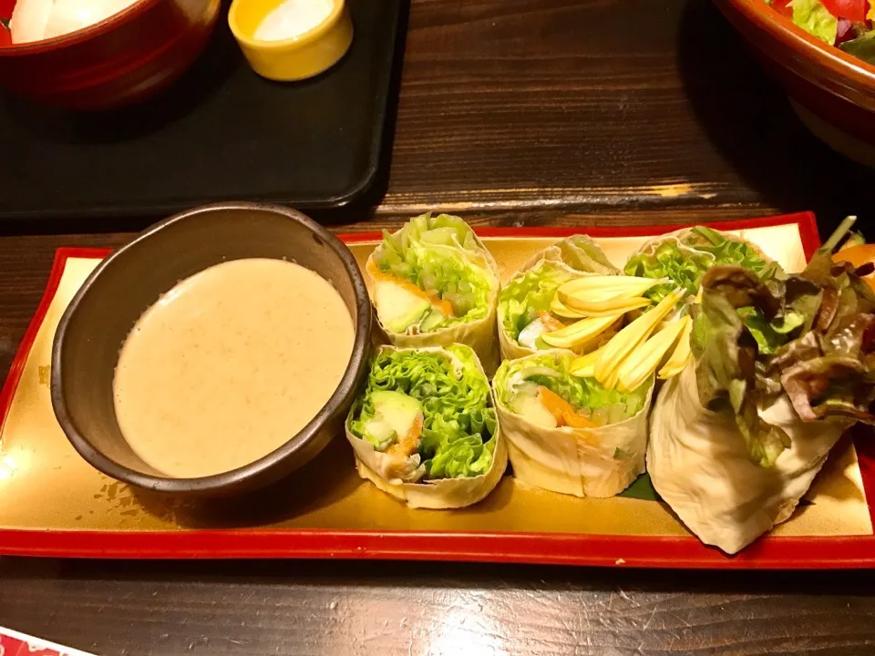 アボカドとサーモンの生湯葉春巻き|ちゃみこさん