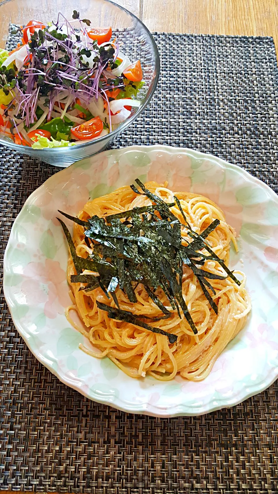 息子の　遅い　朝食🍴
タラコパスタ&サラダ|クッキングオヤジさん