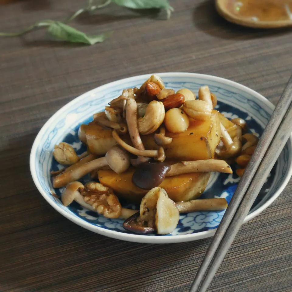 焼き芋ときのことミックスナッツの大蒜バター醤油炒め|まちまちこさん