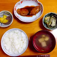 Snapdishの料理写真:2017.01.17#朝ごはん

＊豆腐とメカブのお吸い物
＊七分づきごはん
＊ぶりの照り焼き
＊ふかしいも
＊ピーマンの照りチーズ焼き

ごちそうさまでした|NAKAMOTO'Sさん