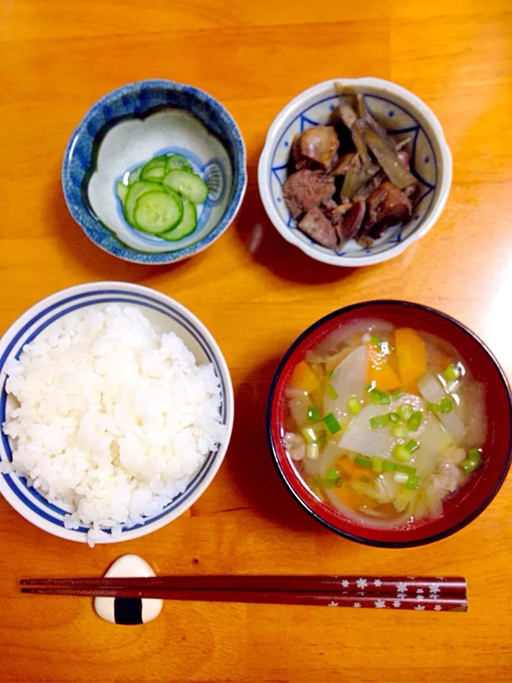 2017.01.23#朝ごはん #素朴ごはん #幼児ご飯 #和食

＊豚汁(豚肉、白菜、大根、牛蒡、玉ねぎ、ネギ、人参)
＊七分づきごはん
＊鶏肝とごぼうの甘辛煮
＊塩もみきゅうり

ごちそうさまでした|NAKAMOTO'Sさん