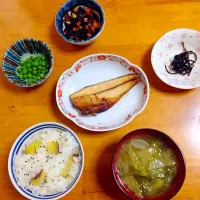 2017.01.28#和食 #幼児ご飯 #素朴ごはん #朝ごはん 
＊さつまいもごはん
＊お味噌汁(白菜、玉ねぎ、水菜、さつまいも)
＊ひじき豆
＊塩サバ
＊グリンピースの含め煮
＊昆布の佃煮(市販)←ママだけ

ごちそうさまでした|NAKAMOTO'Sさん