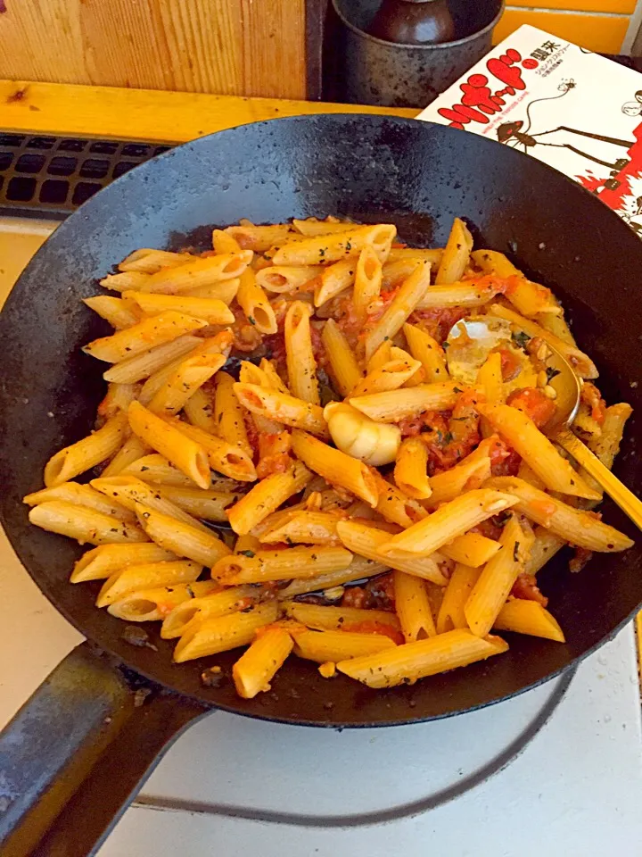 昨夜食べた鶏胸肉の脂で作ったペンネ
自家製の乾燥バジルとオーツ麦のソース|martinipapa0728さん