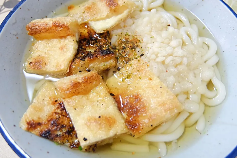 焼ききつねうどん♪
カリッと焼いたお揚げさんの香ばしさと
おだしを吸ったジューシー感がたまらない(≧ω≦)|深夜特急fさん