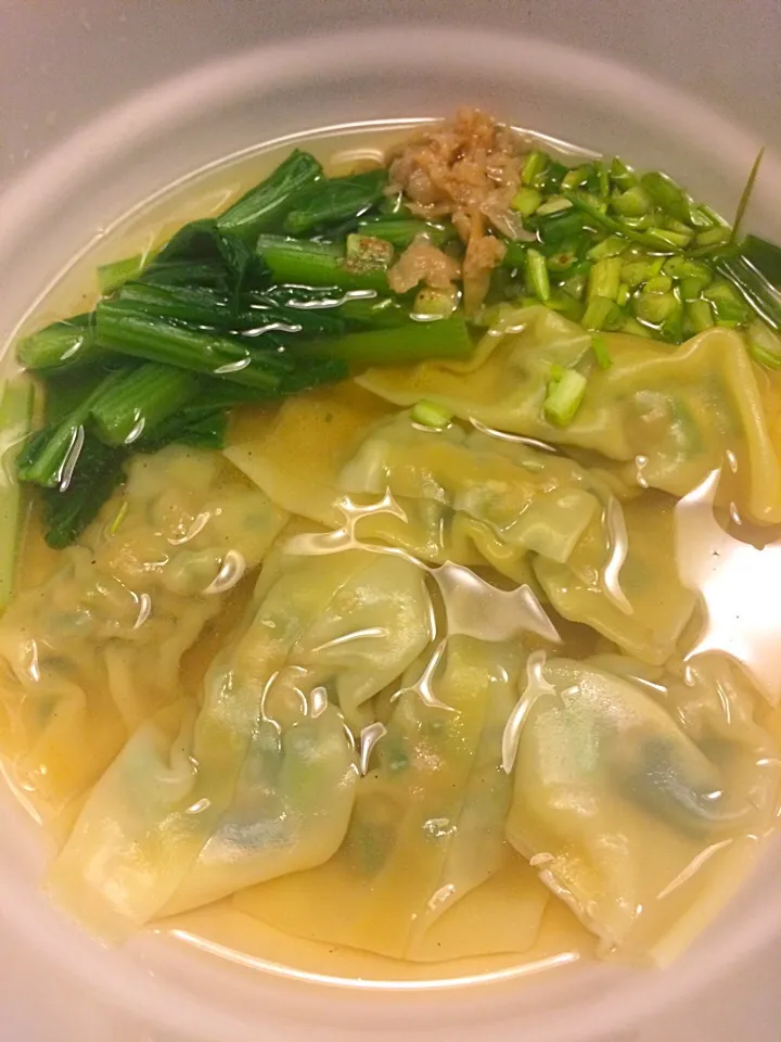 Snapdishの料理写真:เกี๊ยวน้ำกูยช่ายหมู/ pork and garlic chive dumpling soup|SaSaさん