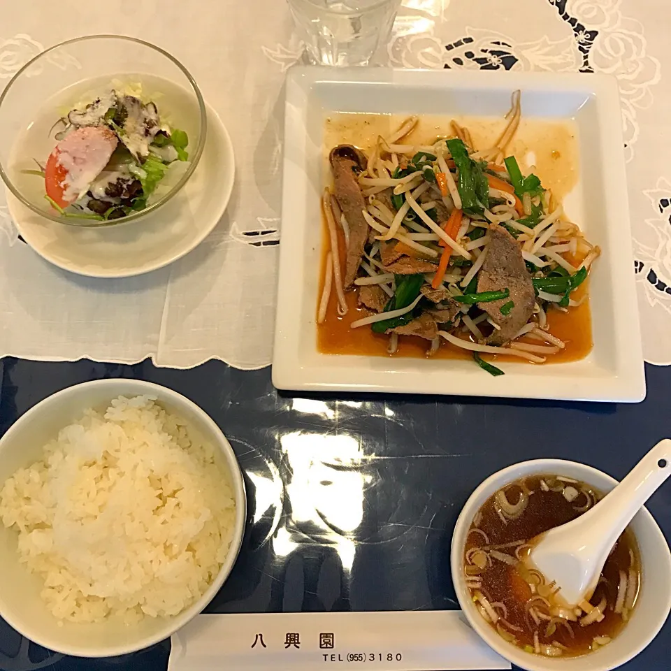 Snapdishの料理写真:レバニラ炒め定食 疲れが取れず、会社近くの中華屋さんでパワー頂きます。  #レバニラ炒め|lazy104さん