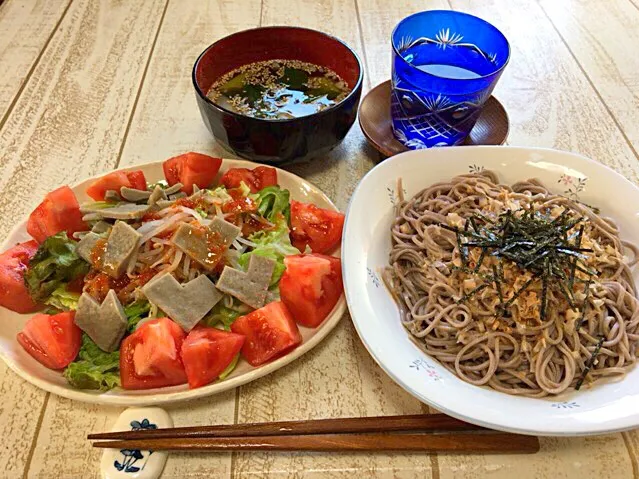 今日の男飯(＞人＜;)お昼ごはんバージョン♬
サラダand蕎麦♬|ひーちゃんさん