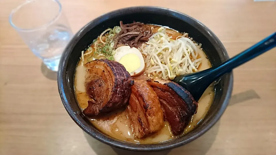 阿蘇くまもと空港 ラーメンダイニングくすのき 極厚炙りチャーシュートリプル|ミナミ ヒロヤさん