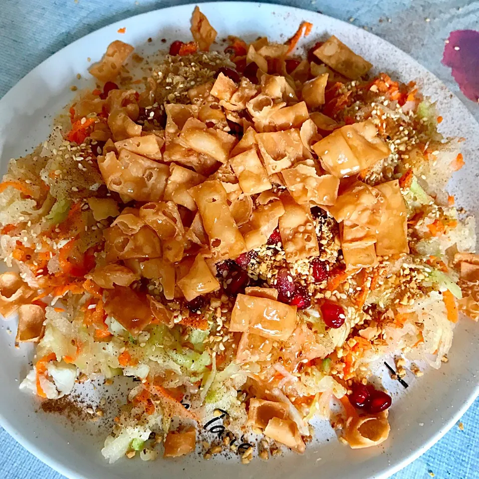 Vegetarian salad with pomegranate, radish, carrot , mango and shingo pear|sgさん